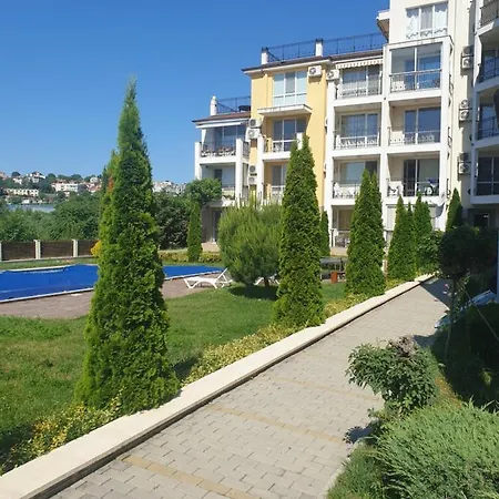 Seaside 1-br With Pool Access